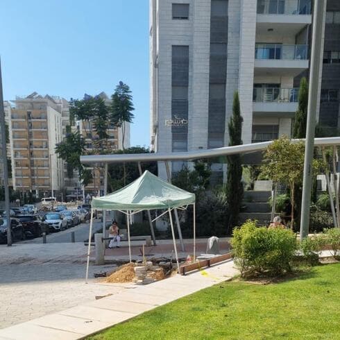 פודטראק חדש בשדרת המגדלים בחולון? (צילום: באדיבות תושבים) פודטראק חדש בשדרת המגדלים בחולון