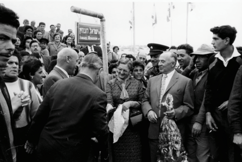 חנוכת רחוב רוגוזין, 1958 (צילום: ארכיון דוד רובינגר) חנוכת רחוב רוגוזין, 1958