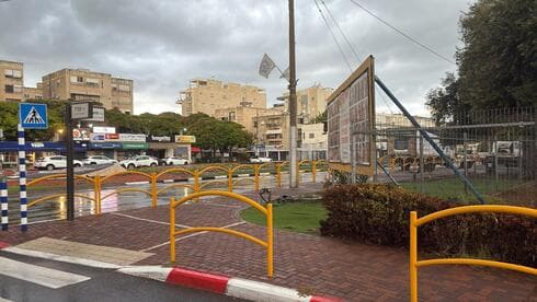 שמים אפורים בקרית מוצקין, 25.9.25 (צילום: מיכל ראובן) גשם בקרית מוצקין, 25.9.25