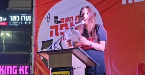 הסופרת צרויה שלו בחורב (צילום: מחאת העם חיפה) הסופרת צוריה שלו בחורב