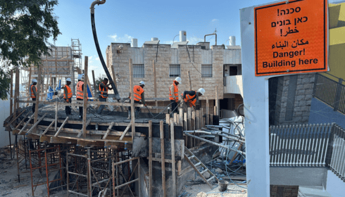 הגשר הצמוד לבניין בשכונת גילה הגשר הצמוד לבניין בשכונת גילה