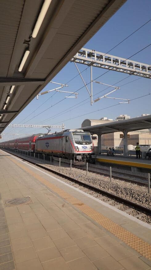 רכבות חשמליות נוסעות בנגב