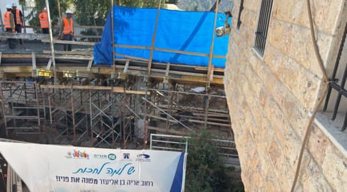 הגשר הצמוד לבניין בשכונת גילה (צילום: מקס אליהו) הגשר הצמוד לבניין בשכונת גילה