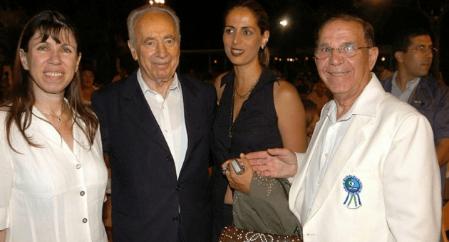 ויקטור בן נעים ז"ל (משמאל) כשכיהן כיו"ר עמותת ידידי בית חולים העמק 