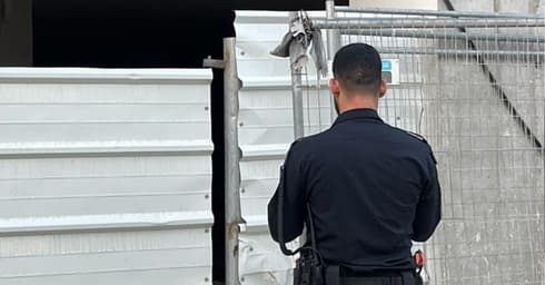 סגירת אתר בנייה חיפה בשל שב"חים (צילום: משטרת ישראל) סגירת אתר בנייה חיפה בשל שב"חים