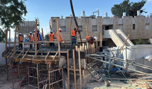 הגשר הצמוד לבניין בשכונת גילה (צילום: מקס אליהו) הגשר הצמוד לבניין בשכונת גילה