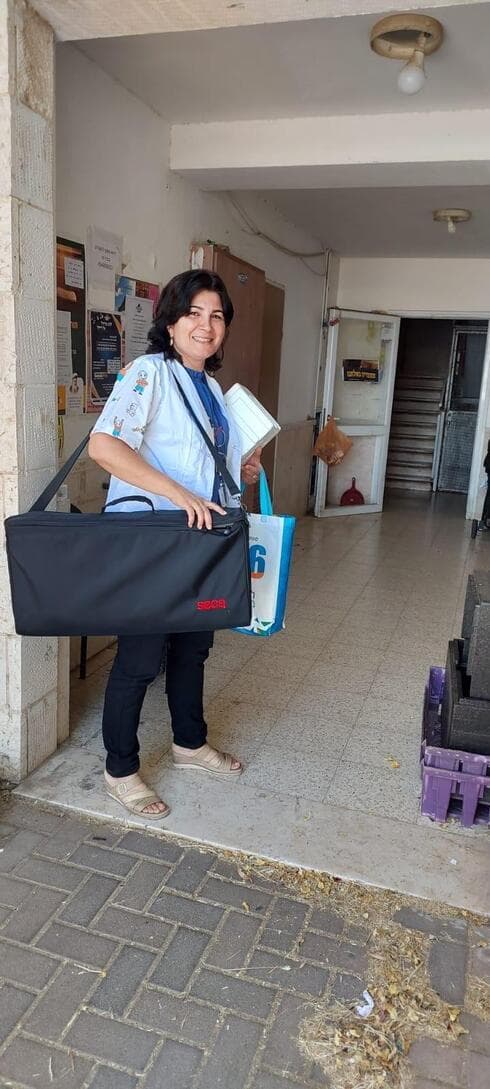 מרינה יצחקוב , אחות טיפת חלב ומנהלת תחום רפואה מונעת בכללית מחוז ירושלים בזמן המבצע "עם כלביא" יוצאת לבתים של המטופלים לחסן תינוקות בחיסוני שגרה (צילום: דוברות כללית ) מרינה יצחקוב , אחות טיפת חלב ומנהלת תחום רפואה מונעת בכללית מחוז ירושלים בזמן המבצע "עם כלביא" יוצאת לבתים של המטופלים לחסן תינוקות בחיסוני שגרה