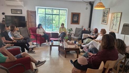 חנה סירקיס כץ מארחת בביתה (צילום: עיריית מודיעין) חנה סירקיס כץ מארחת בביתה