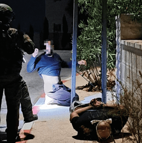 מעצר מחבלים החשודים בהכנת רקטות (צילום: משטרת ישראל) מעצר מחבלים החשודים בהכנת רקטות