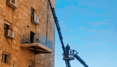 הריסת מרפסת לא חוקית (צילום: פרטי) הריסת מרפסת לא חוקית