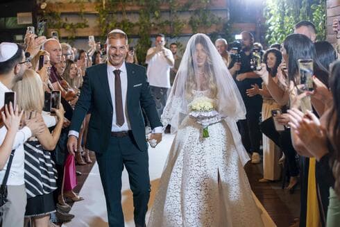 חתונתם של מירב אברהמי ואלמוג בן דור (צילום: עופר מתתיהו) חתונתם של מירב אברהמי ואלמוג בן דור