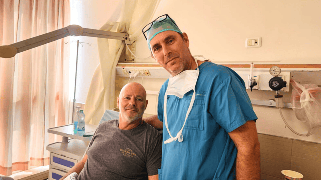 ד"ר איל יעקובי עם דותן מישר (צילום: דוברות בית החולים מאיר) ד"ר איל יעקובי עם דותן מישר