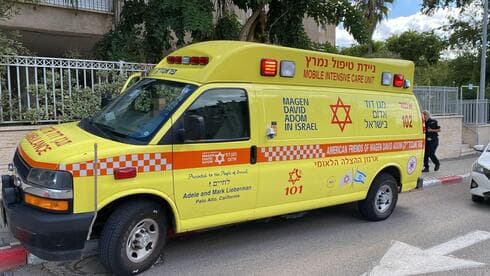 גבר נדקר למוות בדירה בקרית אתא (צילום: תיעוד מבצעי מד"א) טרגדיה בערב יום כיפור: גבר נדקר למוות בדירה בקרית אתא