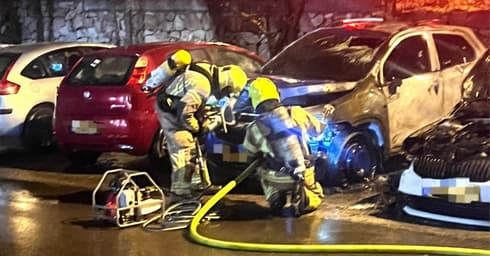 שריפת רכבים נווה גנים חיפה יום כיפור (צילום: כבאות והצלה) שריפת רכבים נווה גנים חיפה יום כיפור