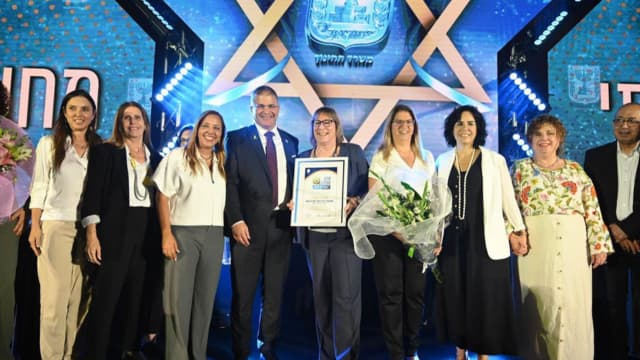 צוות בית הספר אורט גוטמן נתניה מקבל את הפרס