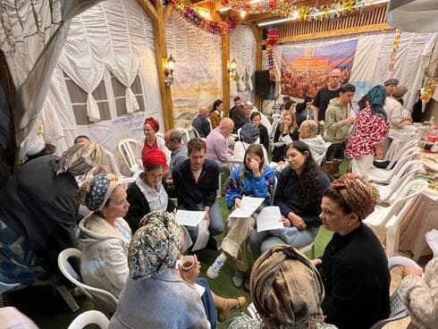 מיזם ניפגש בסוכה (צילום באדיבות שומרות ושומרים על הבית המשותף) מיזם ניפגש בסוכה