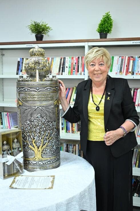 ראש העיר מרים פיירברג איכר בהכנסת ספר התורה