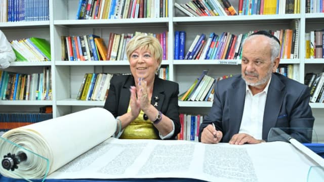 ראש העיר מרים פיירברג איכר בהכנסת ספר התורה