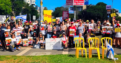 שנתיים לשבעה באוקטובר. כיכר ספר חיפה (צילום: מחאת העם חיפה) שנתיים לשבעה באוקטובר. כיכר ספר חיפה