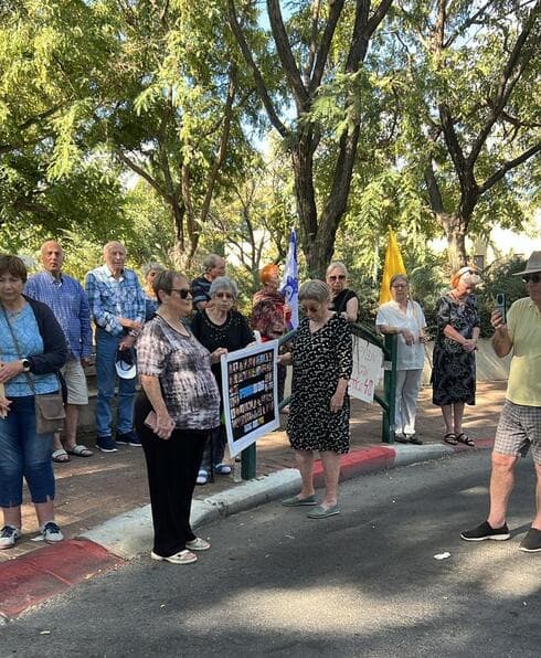  דיירי ״לב רחובות״ במחווה מרגשת בבוקר ה-7 באוקטובר