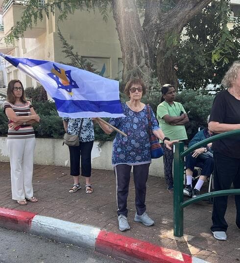  דיירי ״לב רחובות״ במחווה מרגשת בבוקר ה-7 באוקטובר