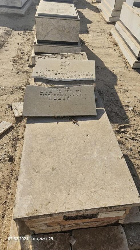 השחתת קברים בבית עלמין נבטים בחודשים האחרונים (צילום: ועד נבטים) השחתת קברים בבית עלמין נבטים בחודשים האחרונים