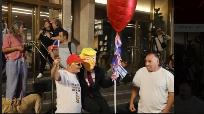 חגיגות בכיכר החטופים. מודים לנשיא טראמפ (צילום: מוטי קמחי) חגיגות בכיכר החטופים. מודים לנשיא טראמפ