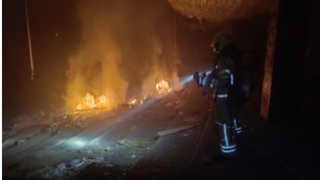 שריפה בקולנוע ברחוב הספורט חיפה (צילום: כבאות והצלה) שריפה בקולנוע ברחוב הספורט חיפה