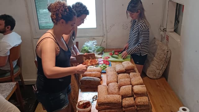 הכנת כריכים במלחמה. בר גלים חיפה (צילום: הבר גלים) הכנת כריכים במלחמה. בר גלים חיפה