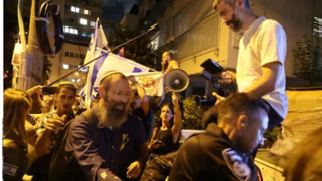 הפגנה מול הגרעין התורני של הרב יגאל לוינשטיין (צילום: מוטי קמחי) הפגנה מול הגרעין התורני של הרב יגאל לוינשטיין