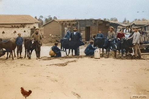 הקמת היישוב מזכרת בתיה בסוף המאה ה-19. אחרי עיבוד בטכנולוגיית A.I (צילום: לע"מ, צלם לא ידוע) הקמת היישוב מזכרת בתיה בסוף המאה ה-19. אחרי עיבוד בטכנולוגיית A.I