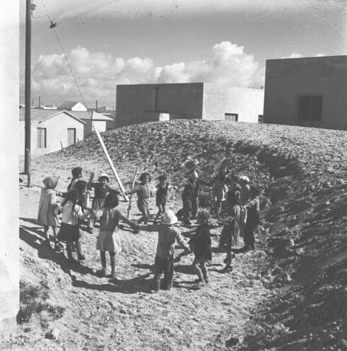 ילדי חולון חוגגים שמחת תורה 1946 (צילום: אוסף התצלומים של זלוטן קלוגר 9.10.1946) ילדי חולון חוגגים שמחת תורה 1946
