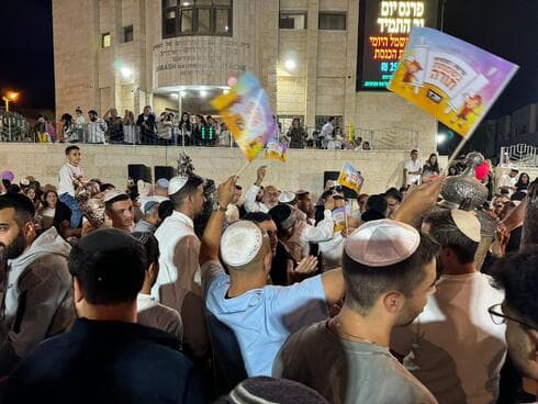 הקפות שמחת תורה בראשון לציון (צילום: עיריית ראשון לציון) הקפות שמחת תורה בראשון לציון