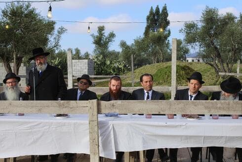 הנחת אבן פינה לשיכון חב"ד בעיר לוד. אחרי עיבוד בטכנולוגיית A.I (צילום: מיכאל מרצל אלמגור 1968) הנחת אבן פינה לשיכון חב"ד בעיר לוד. אחרי עיבוד בטכנולוגיית A.I