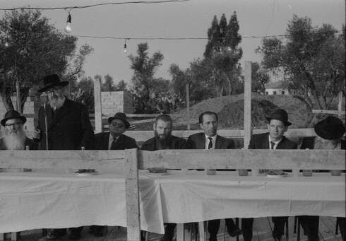 הנחת אבן פינה לשיכון חב"ד בעיר לוד בהשתתפות רב העיר, אברהם קוטנר וראש העיר צבי איצקוביץ (צילום: מיכאל מרצל אלמגור 1968) הנחת אבן פינה לשיכון חב"ד בעיר לוד בהשתתפות רב העיר, אברהם קוטנר וראש העיר צבי איצקוביץ