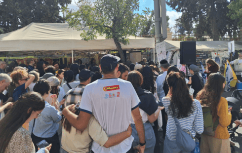 ההתרגשות ברחוב עזה עם החזרת החטופים (צילום: אבישג זוהר) ההתרגשות ברחוב עזה עם החזרת החטופים