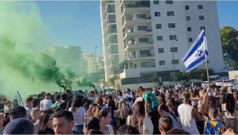 תושבי קרית ביאליק צופים ברגעי השחרור של מתן (צילום: באדיבות עיריית קרית ביאליק) תושבי קרית ביאליק צופים ברגעי השחרור של מתן