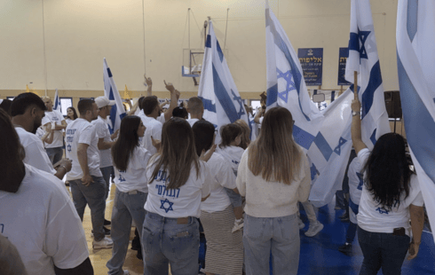 מחכים לרום ברסלבסקי בפסגת זאב (צילום: אבישי מזרחי) מחכים לרום ברסלבסקי בפסגת זאב
