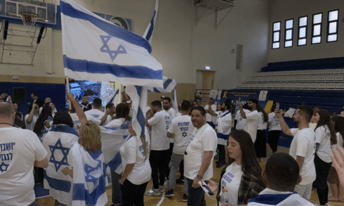 מחכים לרום ברסלבסקי בפסגת זאב (צילום: אבישי מזרחי) מחכים לרום ברסלבסקי בפסגת זאב