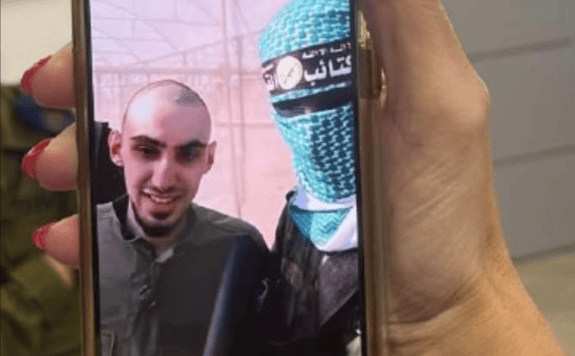רום ברסלבסקי בשיחה עם בני משפחתו רום ברסלבסקי בשיחה עם בני משפחתו