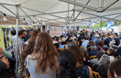 צופים בשחרור ומתרגשים. המאהל ברחוב עזה (צילום: אבישג זוהר) צופים בשחרור ומתרגשים. המאהל ברחוב עזה