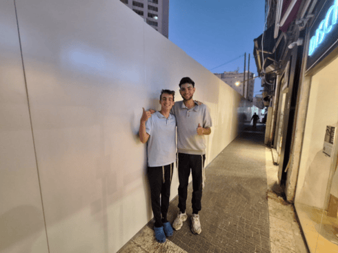 אלעד ומנחם ליד החומה החדשה של קינג ג'ורג' (צילום: אבישג זוהר) החומה החדשה של קינג ג'ורג'