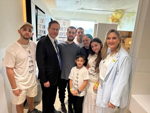 נשיא המדינה הרצוג ורעייתו נפגשו עם בר קופרשטיין ומשפחתו. (צילום: לשכת נשיא המדינה) נשיא המדינה הרצוג ורעייתו נפגשו עם בר קופרשטיין ומשפחתו.
