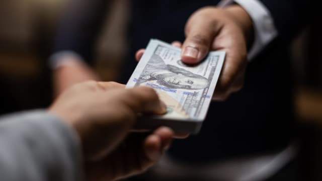 החשוד קיבל מעטפות עם כסף בבית קפה בחיפה החשוד קיבל מעטפות עם כסף בבית קפה בחיפה