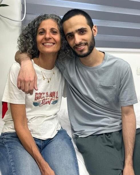 נמרוד כהן ואמו אחרי השחרור מהשבי נמרוד כהן ואמו אחרי השחרור מהשבי