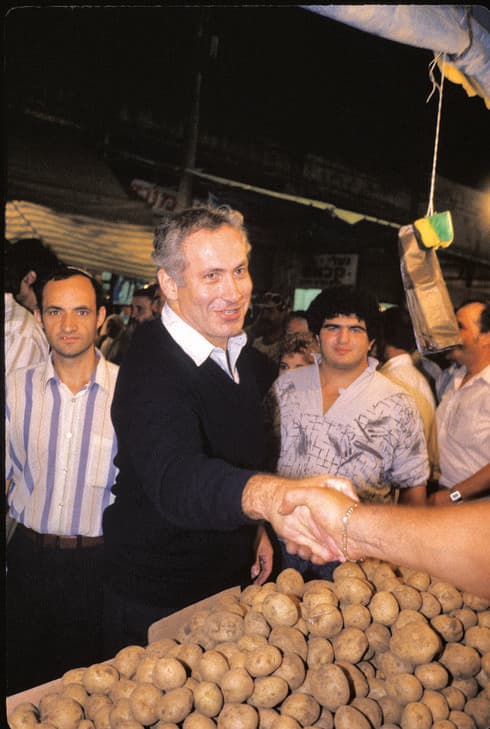 בנימין נתניהו לוחץ ידיים ומפזר חיוכים. שוק רמלה, 1988 