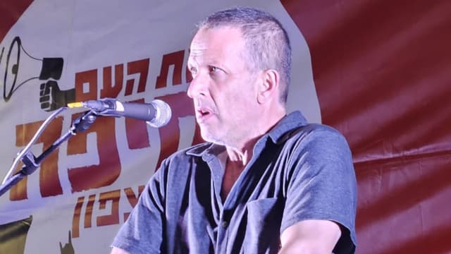 עופר עמיאל עצרת מחאה חורב חיפה 18.10.25 (צילום: מחאת העם חיפה) עופר עמיאל עצרת מחאה חורב חיפה 18.10.25