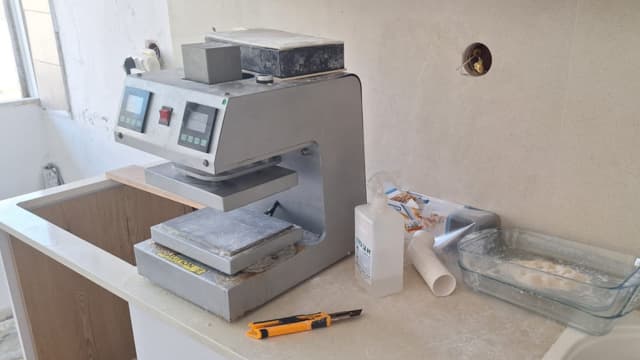 מעבדת סמים מסוג קריסטל בחיפה (צילום: משטרת ישראל) מעבדת סמים מסוג קריסטל בחיפה