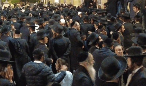 הפגנת שובו בנים מול העירייה (צילום: באדיבות ועד שכונתי החומה השלישית) הפגנת שובו בנים מול העירייה