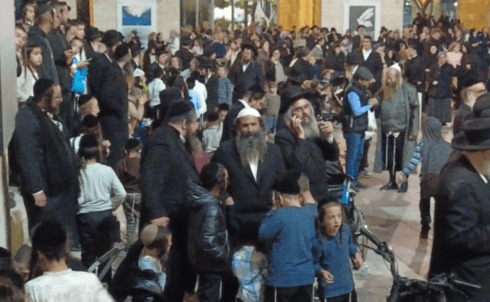 הפגנת שובו בנים מול העירייה הפגנת שובו בנים מול העירייה